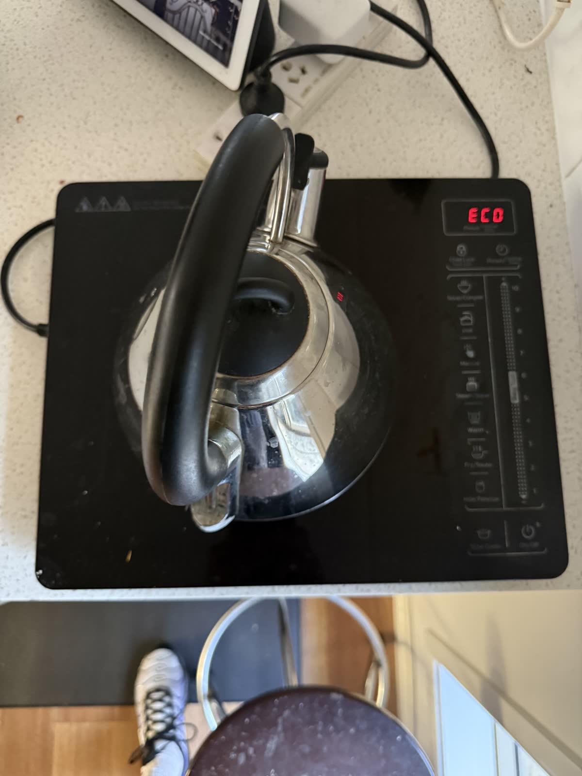 Kettle and Induction Cooktop photo 3